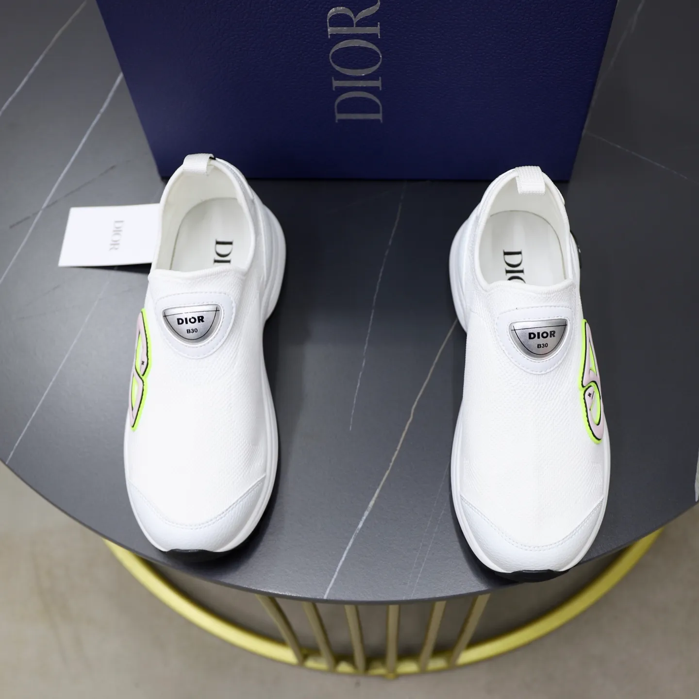 Ex-factory price: 520💰Dior B30’s latest hot model is shipped, the original version is made 1:1 ▪️ Fabric: Original customized fly woven ▪️ Lining: Imported breathable mesh ▪️ Sole: Original molded non-slip outsole ▪️ Size: 38-45 (45 is custom-made and cannot be returned)
